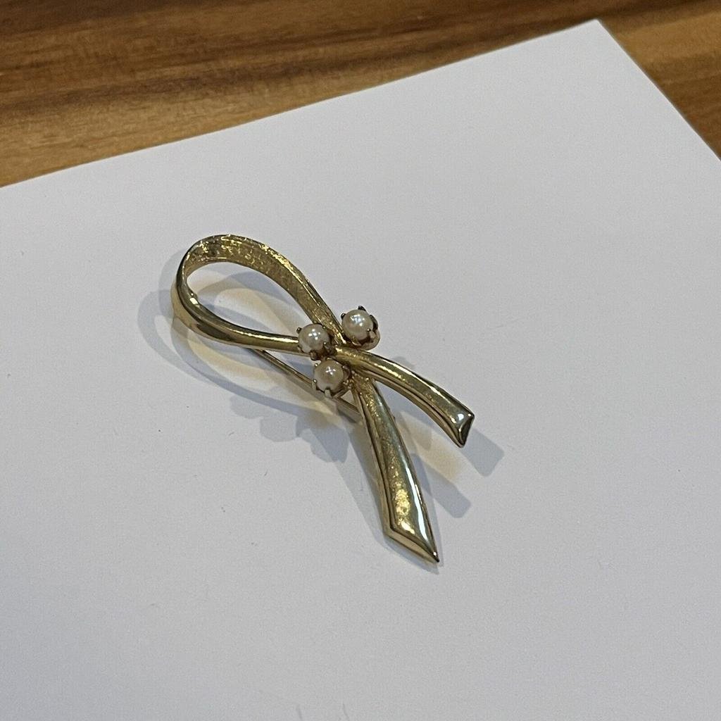 Signed Brooks Vintage Brooch Pin Gold Tone / Faux Pearl Awareness Ribbon